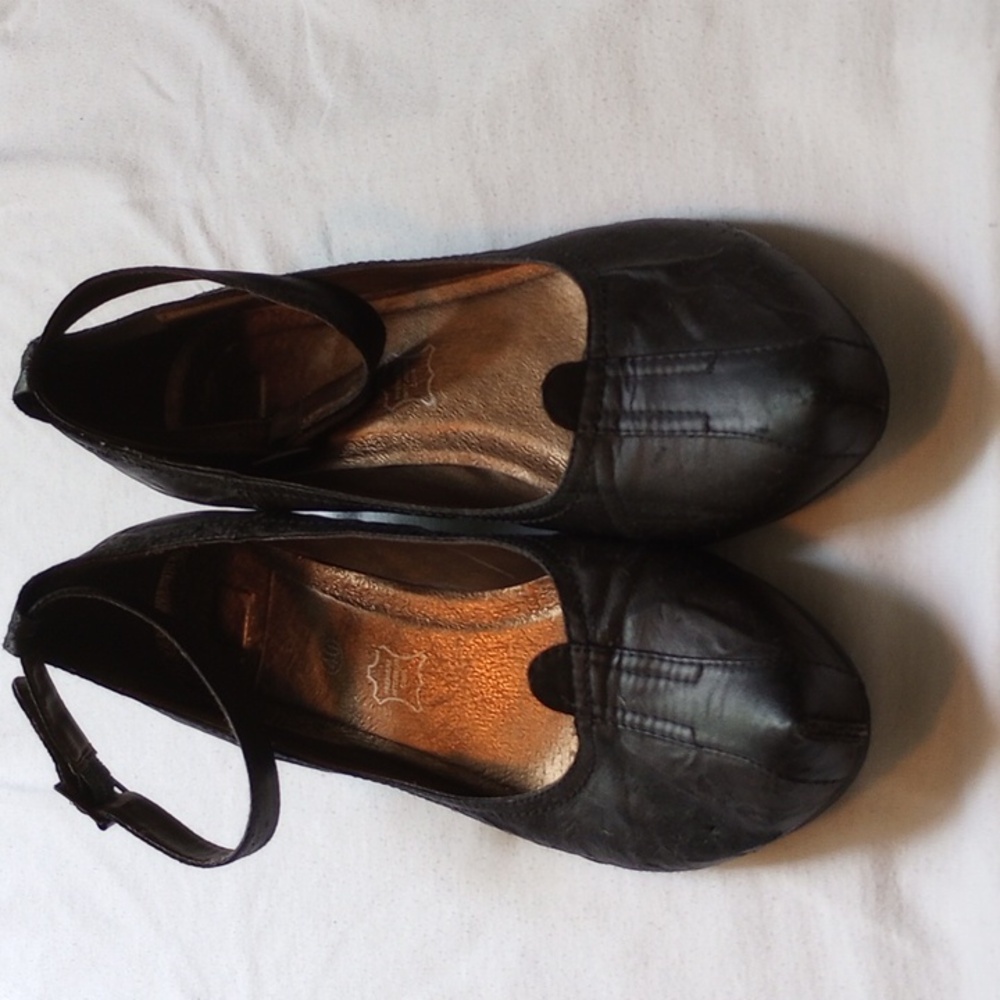 Leather Black Flats with Textured Finish and Pointed Toe Size EU 40